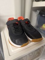 Puma Hallenschuhe schwarz orange Klettverschluss gebraucht