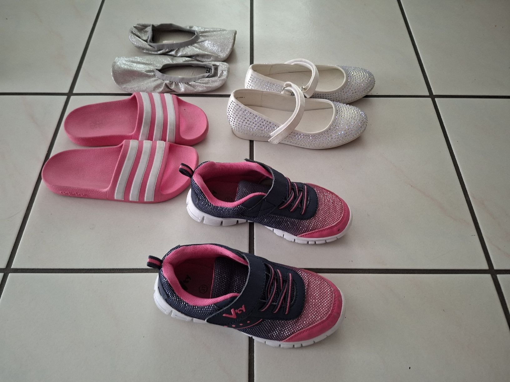 Adidas Scarpe per ragazze: Mädchen Schuhe Grösse 31 – Usato da Schattdorf venduto da mamo1952 1