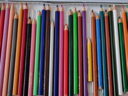 Farbstifte und Etui für Schule
