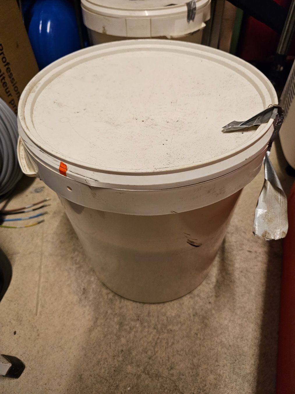 Tutte le macchine: Eimer mit Sandstrahlgranulat , ca. 20kg – Usato da Märstetten venduto da ThEzUbI-21