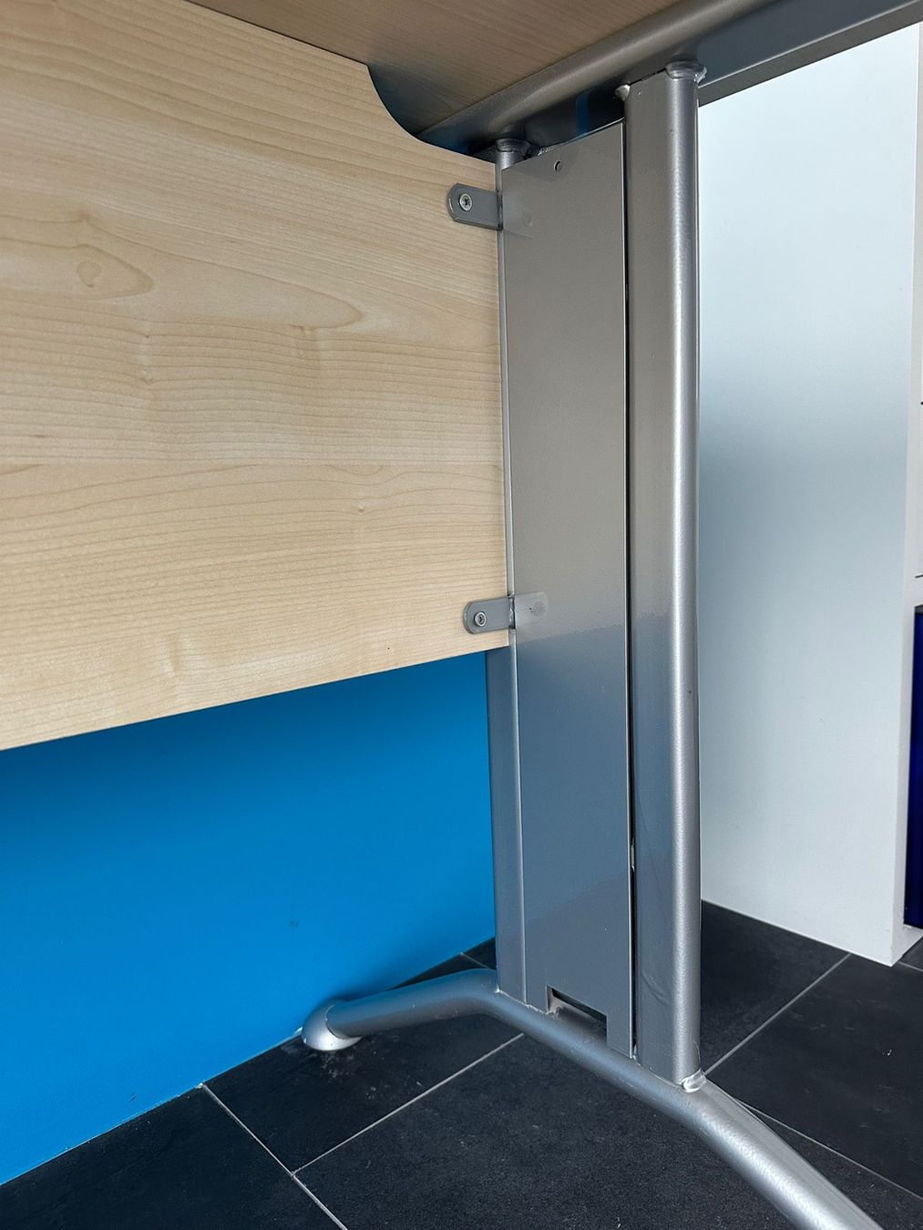 Bureaux: Schreibtisch mit Kabelkanal – D'occasion à Herrliberg par Chreezy 1