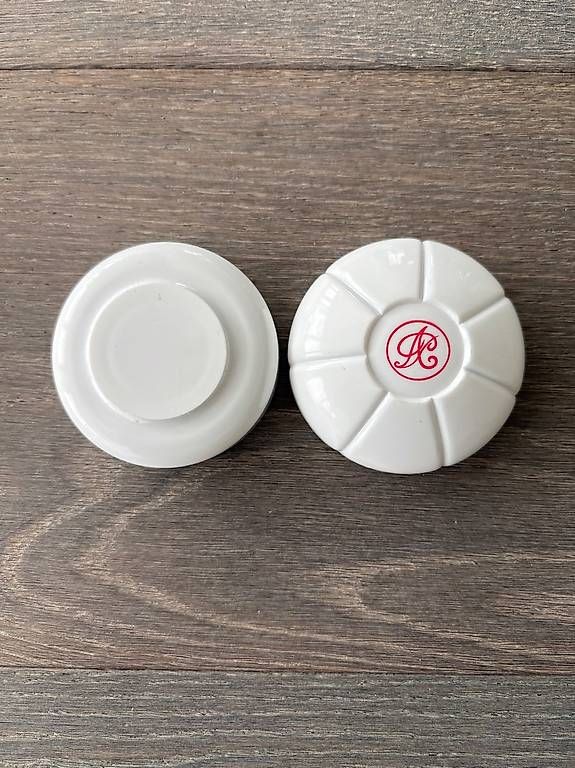 Jouets: Weisse Dose mit Monogramm «R» – D'occasion à Hünenberg par Betsch1 2