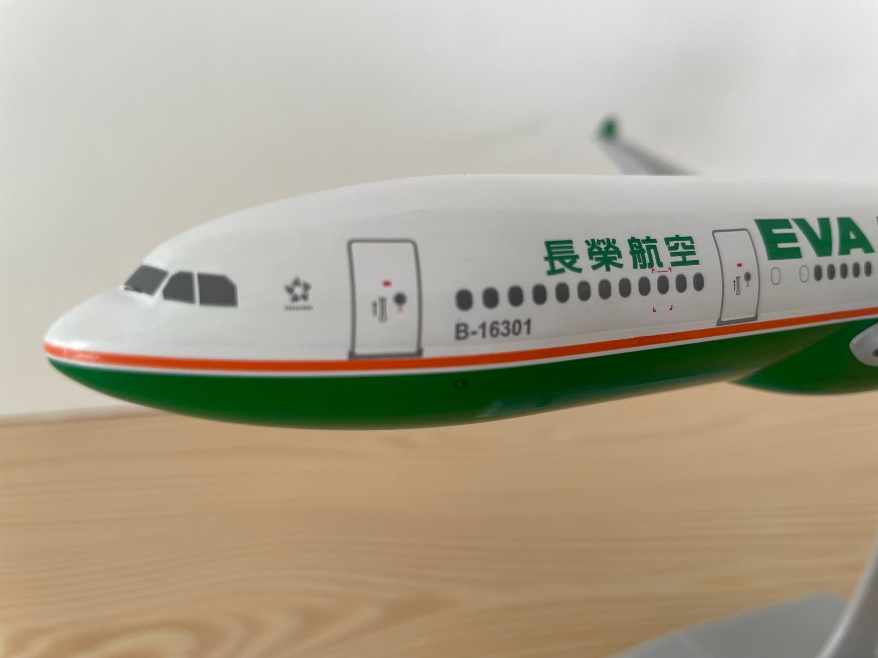 Airbus Kit di modellismo & Modellini statici: A330-200 Eva Air 1:200 – Nuovo e nell'imballaggio originale da Hinwil venduto da Yamracer 3