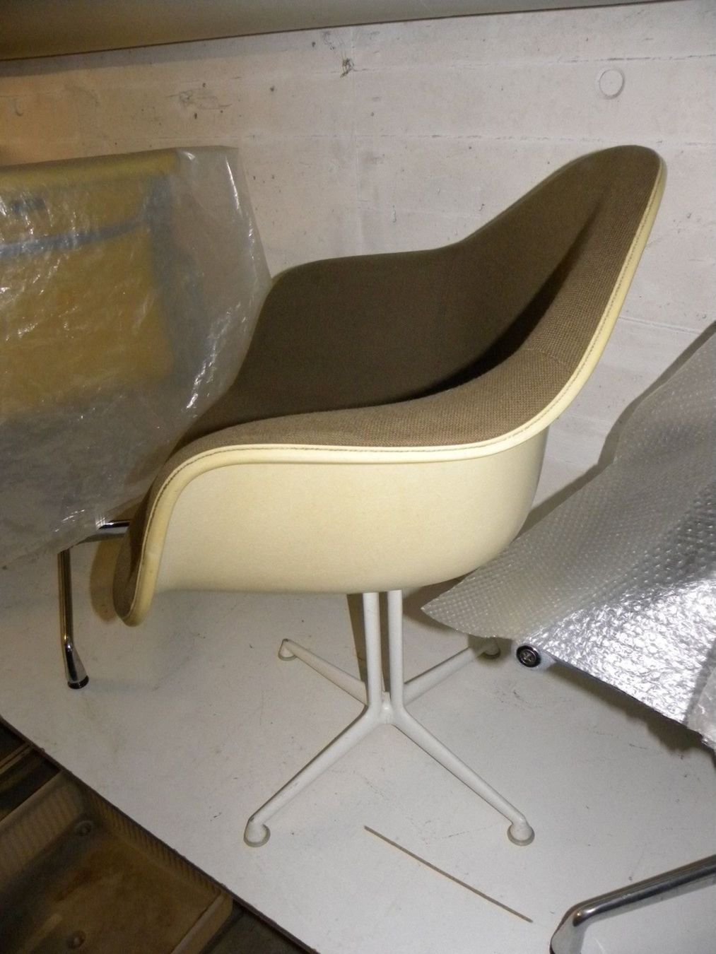 Stühle: EAMES VITRA FIBERGLAS ARMCHAIR – Gebraucht aus Küsnacht ZH von walterzingo 1