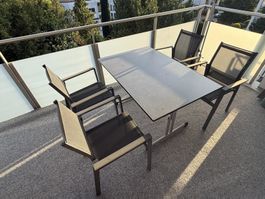 Balkonset: klappbarer Tisch und 4 Stapelstuehle