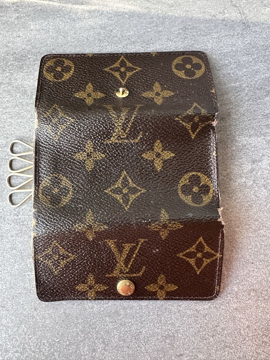 Louis Vuitton Portachiavi: Pochette clés Louis Vuitton Monogram usagé 4 crochets – Usato da Le Lignon venduto da Latenterouge 5