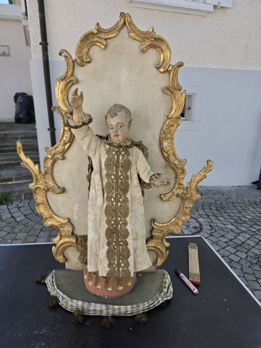 Statuette: Alte Jesuskind Figur mit Rahmen, Holz, Handgeschnitzt – Usato da Mettlen venduto da elios0888