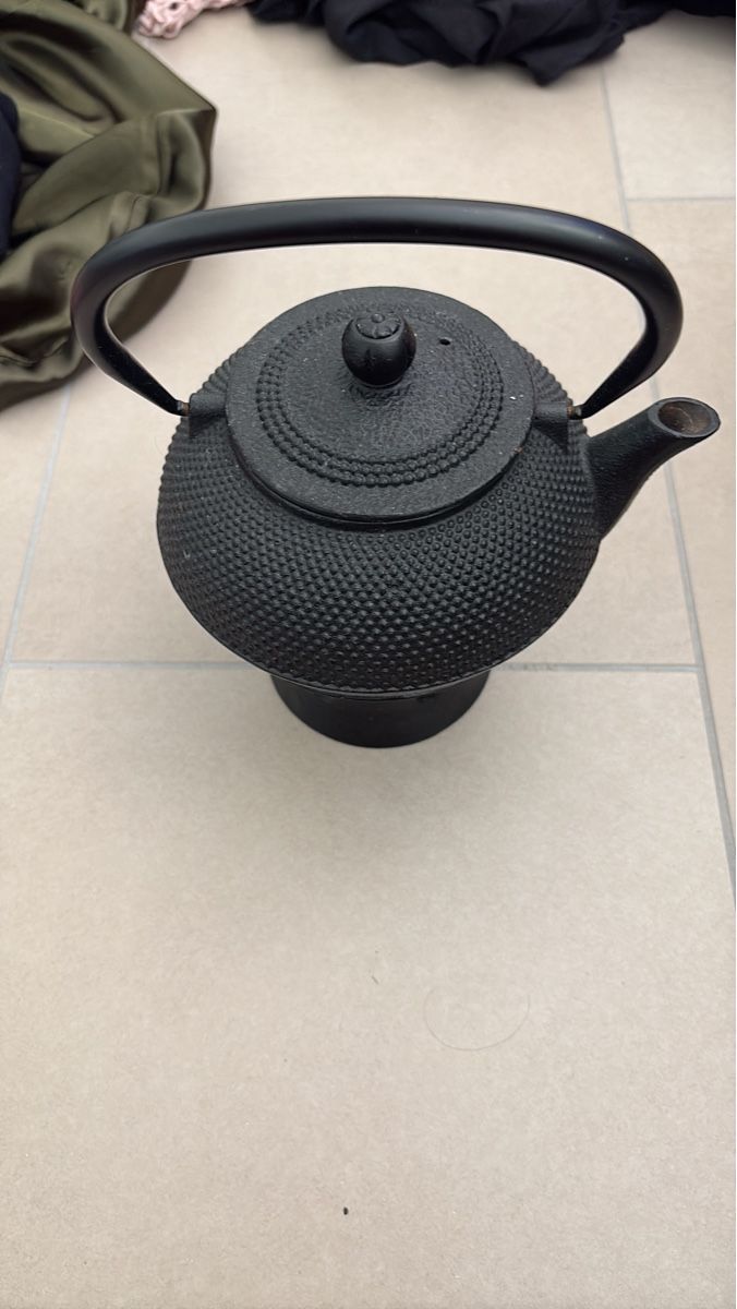 Teiere: Cast iron teapot black round textured handle – Usato da Zürich venduto da BKana