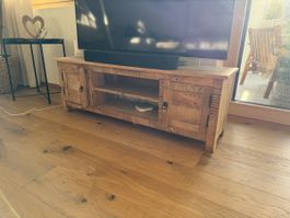 TV-Board Massivholz mit Schnitzereien guter Zustand