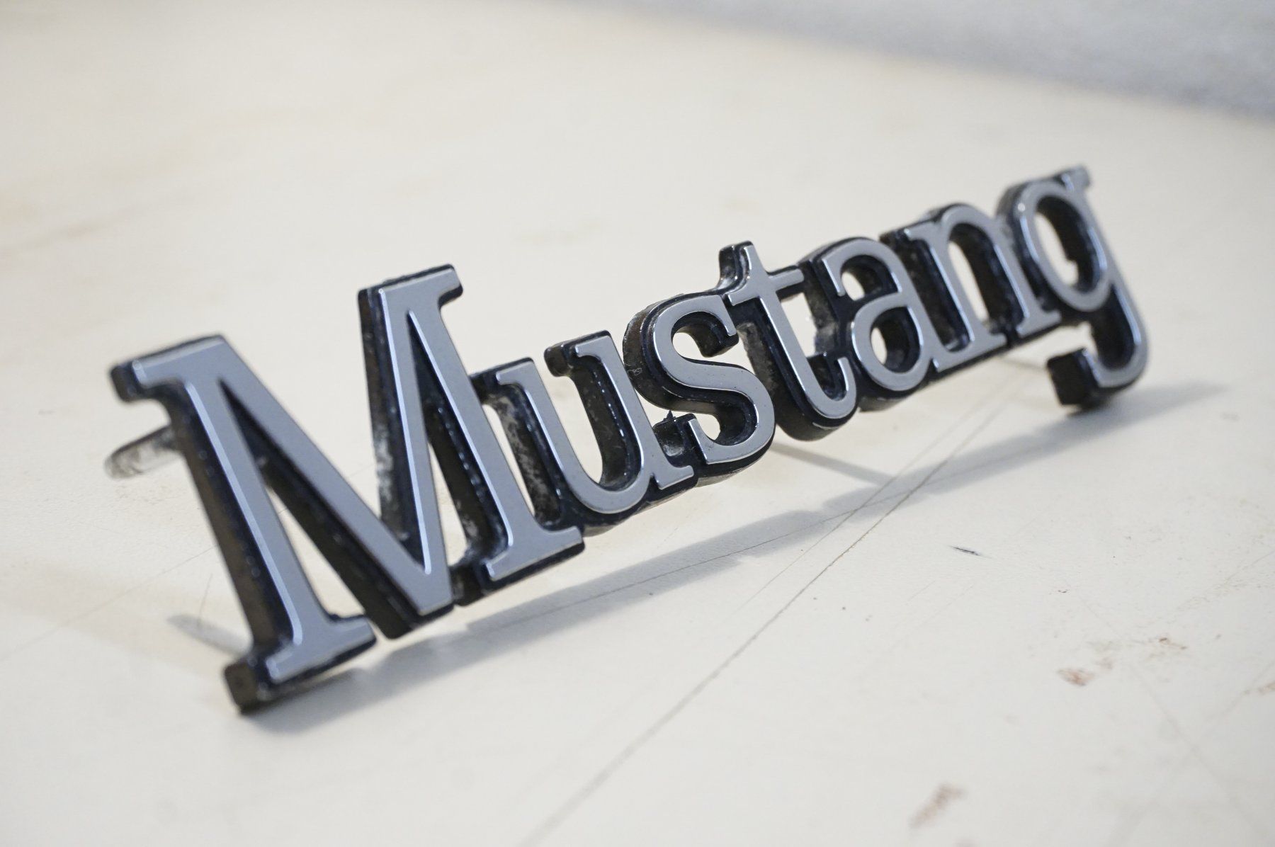Ford Placchette & Badge: Badge Ford Mustang – Usato da Ependes VD venduto da Cartonabanane 1