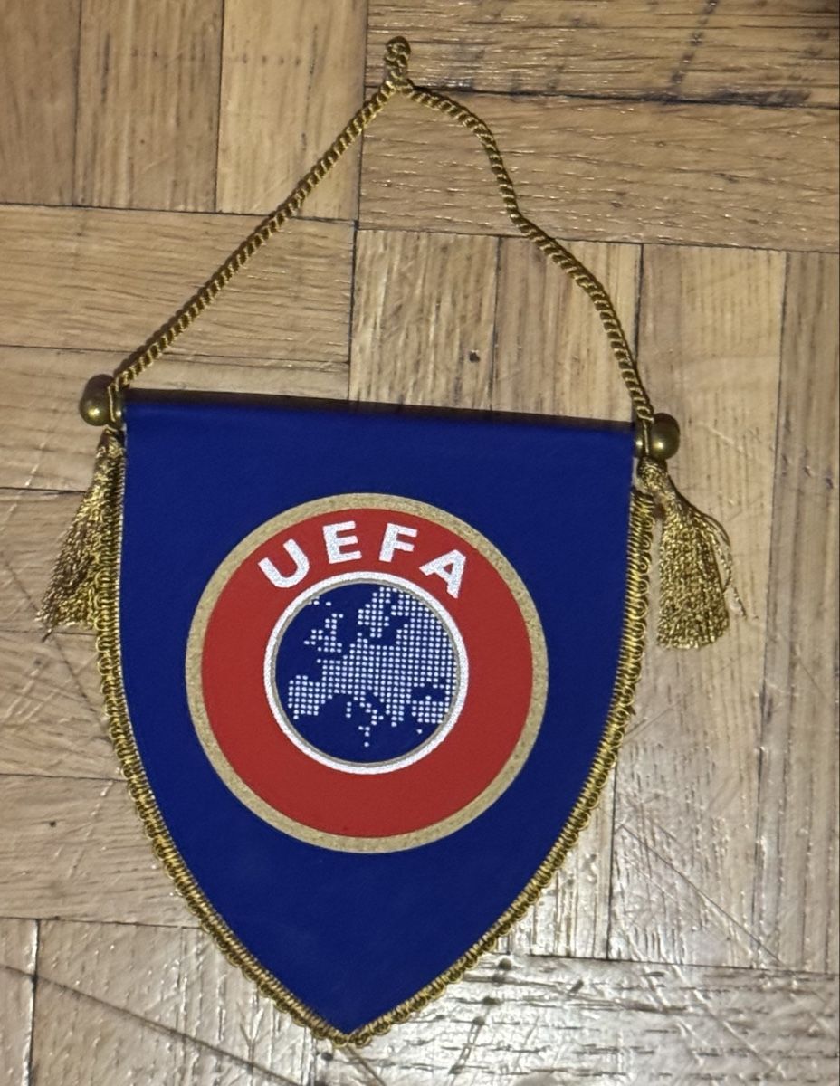 Toppe: Fanion UEFA bleu et rouge objet de collection usagé – Nuovo (secondo la descrizione) da Lausanne venduto da Dri_Shop