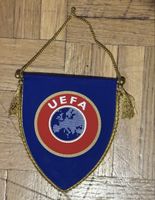 Fanion UEFA bleu et rouge objet de collection usagé