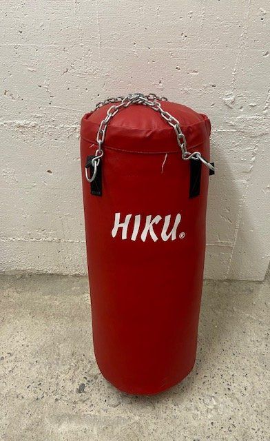 Sacchi da boxe: Roter HIKU Boxsack mit Kette – Usato da Liebefeld venduto da ale_8m77