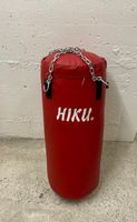 Roter HIKU Boxsack mit Kette