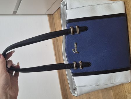 Guess Handtasche in Blau/Weiss