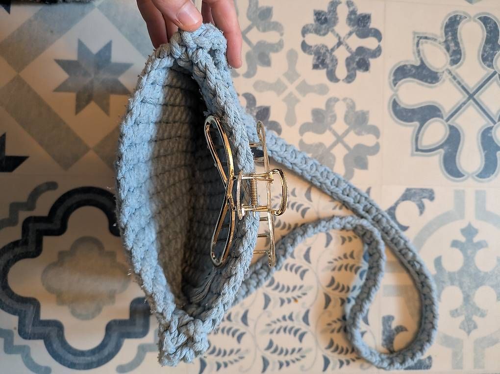 Borse da donna: Gehäkelte Handtasche, hellblau – Usato da Schwyz venduto da Magdalena86 2