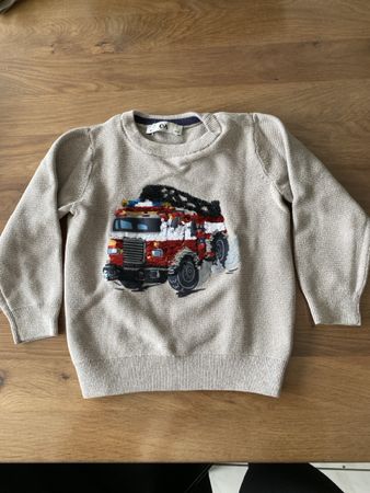 C&A Pullover beige mit Feuerwehrauto Motiv Grösse 110