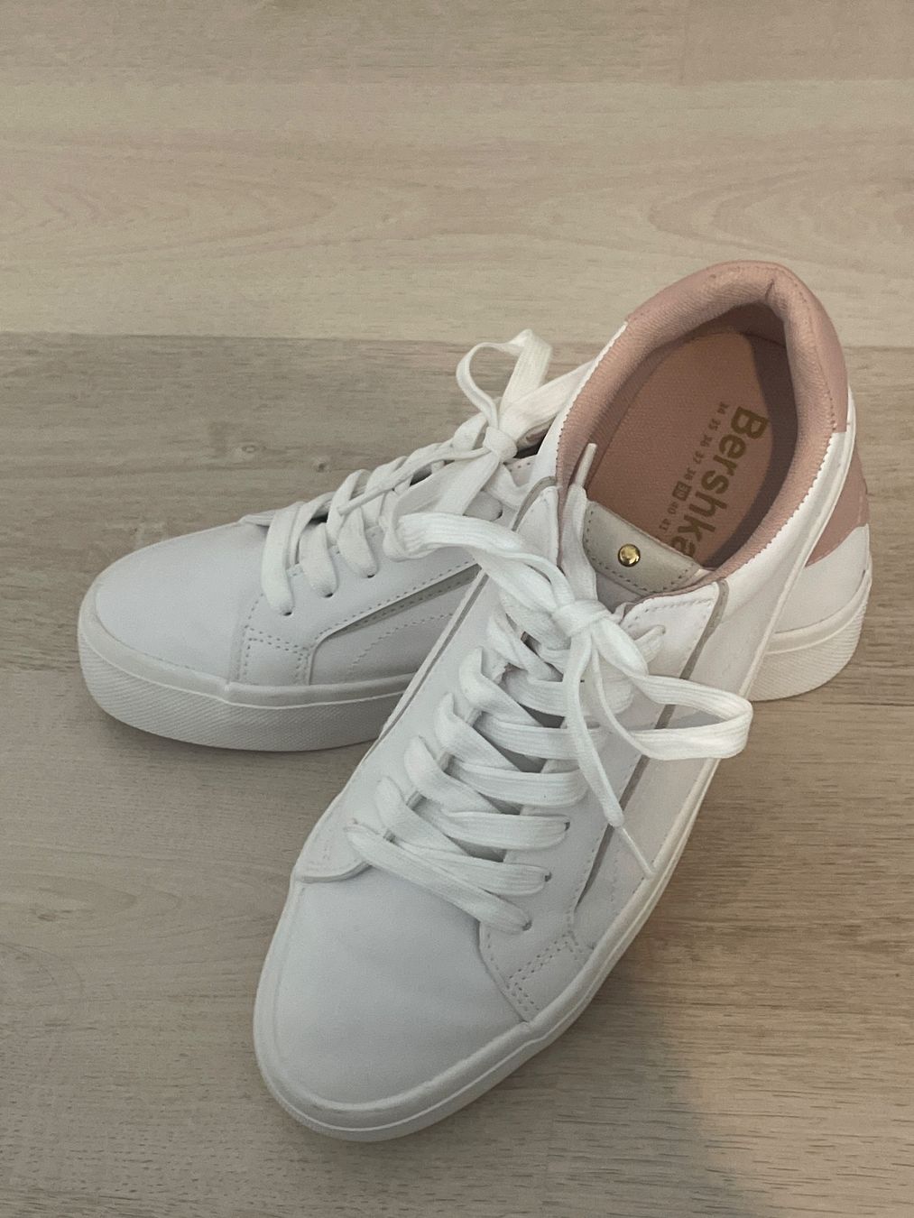 Bershka Scarpe da donna: Baskets blanches et roses taille 39 – Usato da Ste-Croix venduto da aud_5p6b