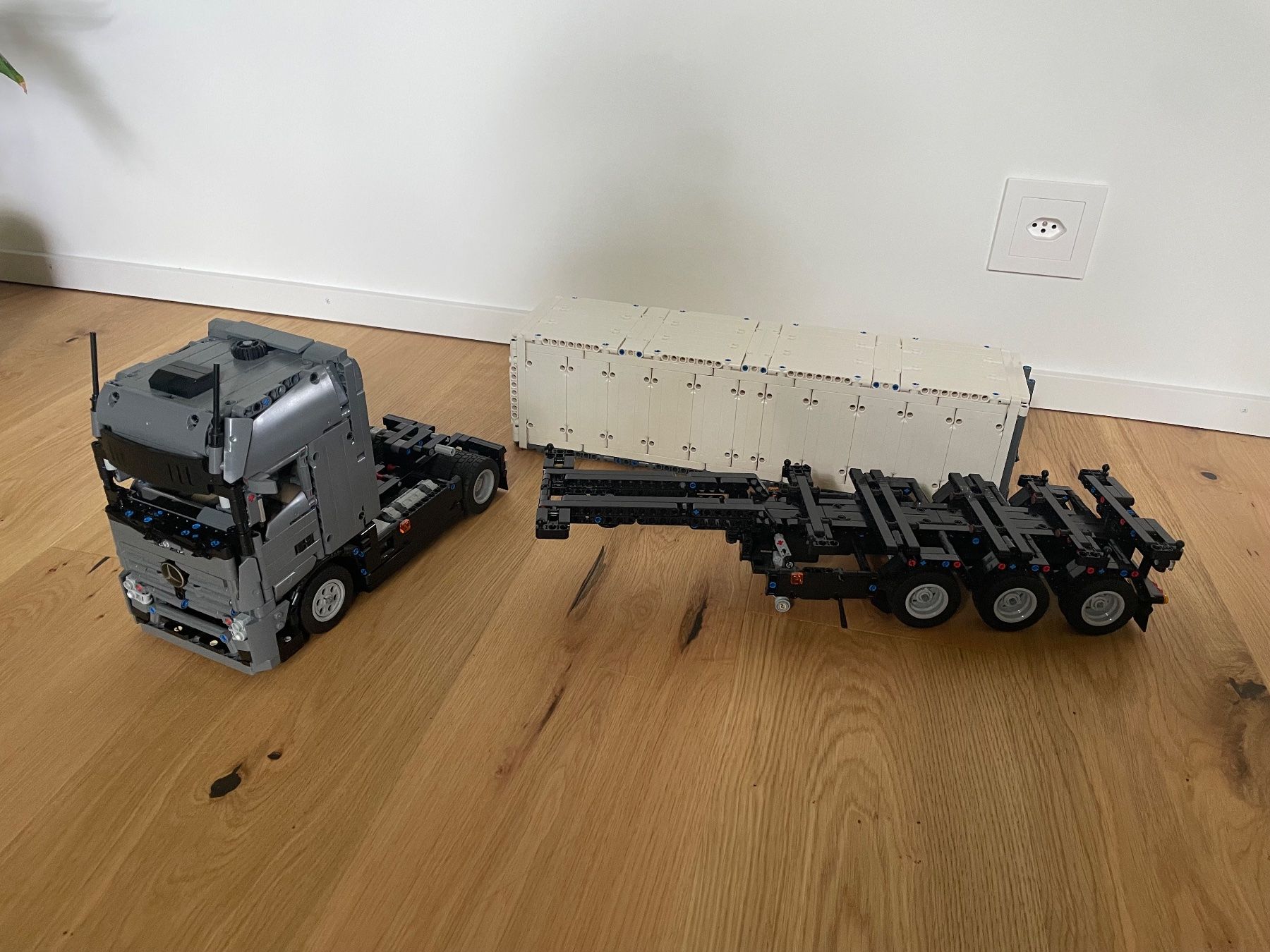 Lego Kit di costruzioni: Lego Technic - Mercedes Actros LKW & Container Trailer – Nuovo (secondo la descrizione) da Salmsach venduto da ram82 1