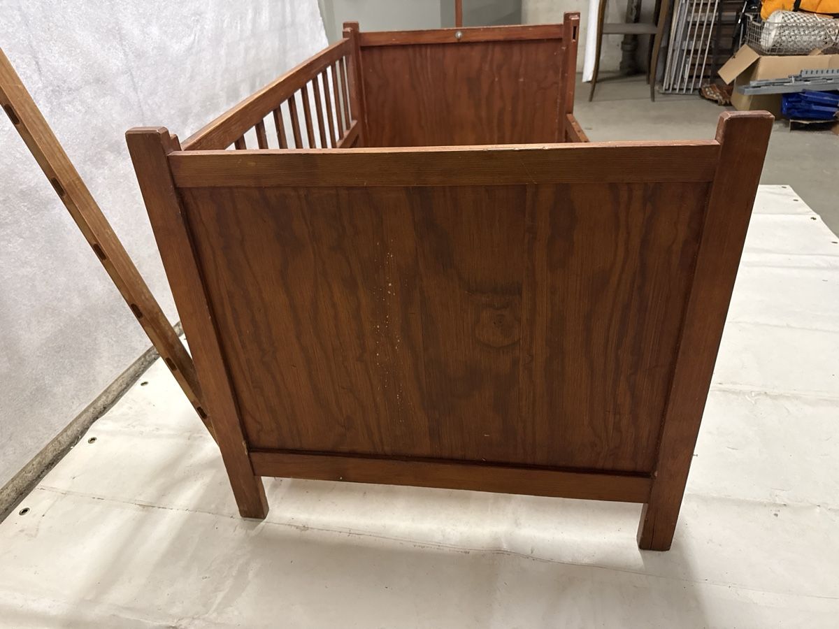 Betten: Kinder oder Kleintier Holzbett  L 1.42 m  – Gebraucht aus Grenchen von swiss.antiques 3