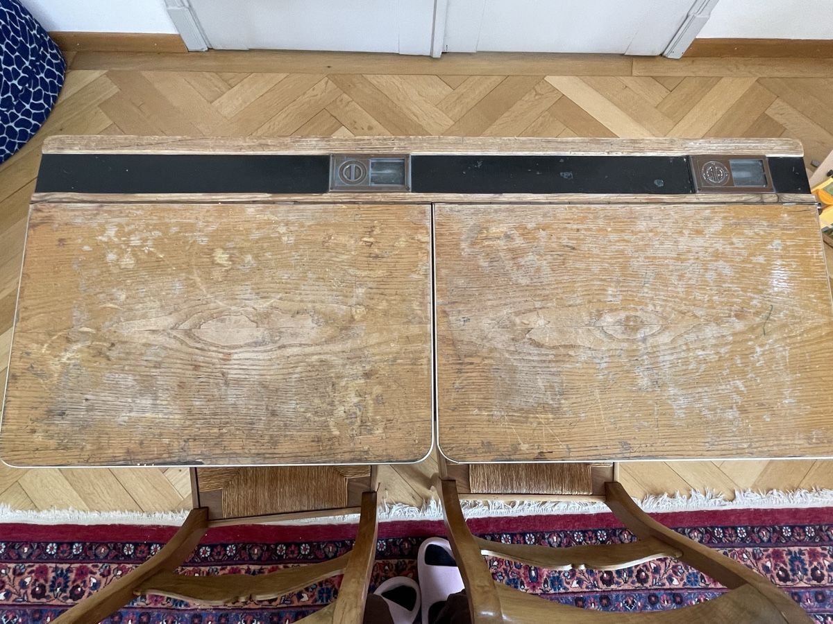 Scrivanie: Antikes Kinderpult mit passenden Stühlen – Usato da Bern venduto da louisablume 3
