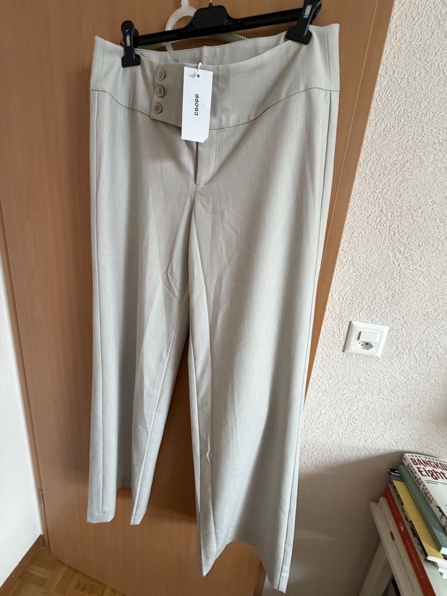 Pantaloni: Pantalons élégant Cropp taille 42 – Nuovo e nell'imballaggio originale da Savagnier venduto da Pivovar2
