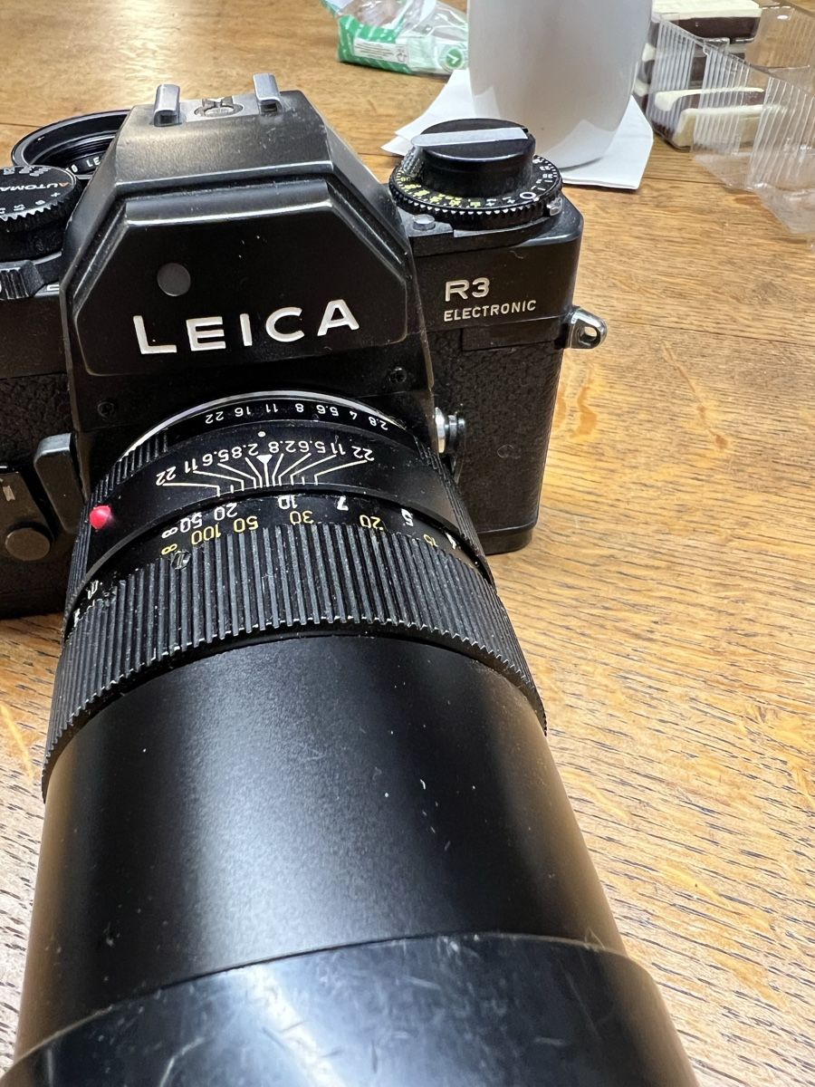 Leica Fotocamera: Leica R3 Electronic + 2 Objektive + Zubehör – Usato da Urdorf venduto da Glouis