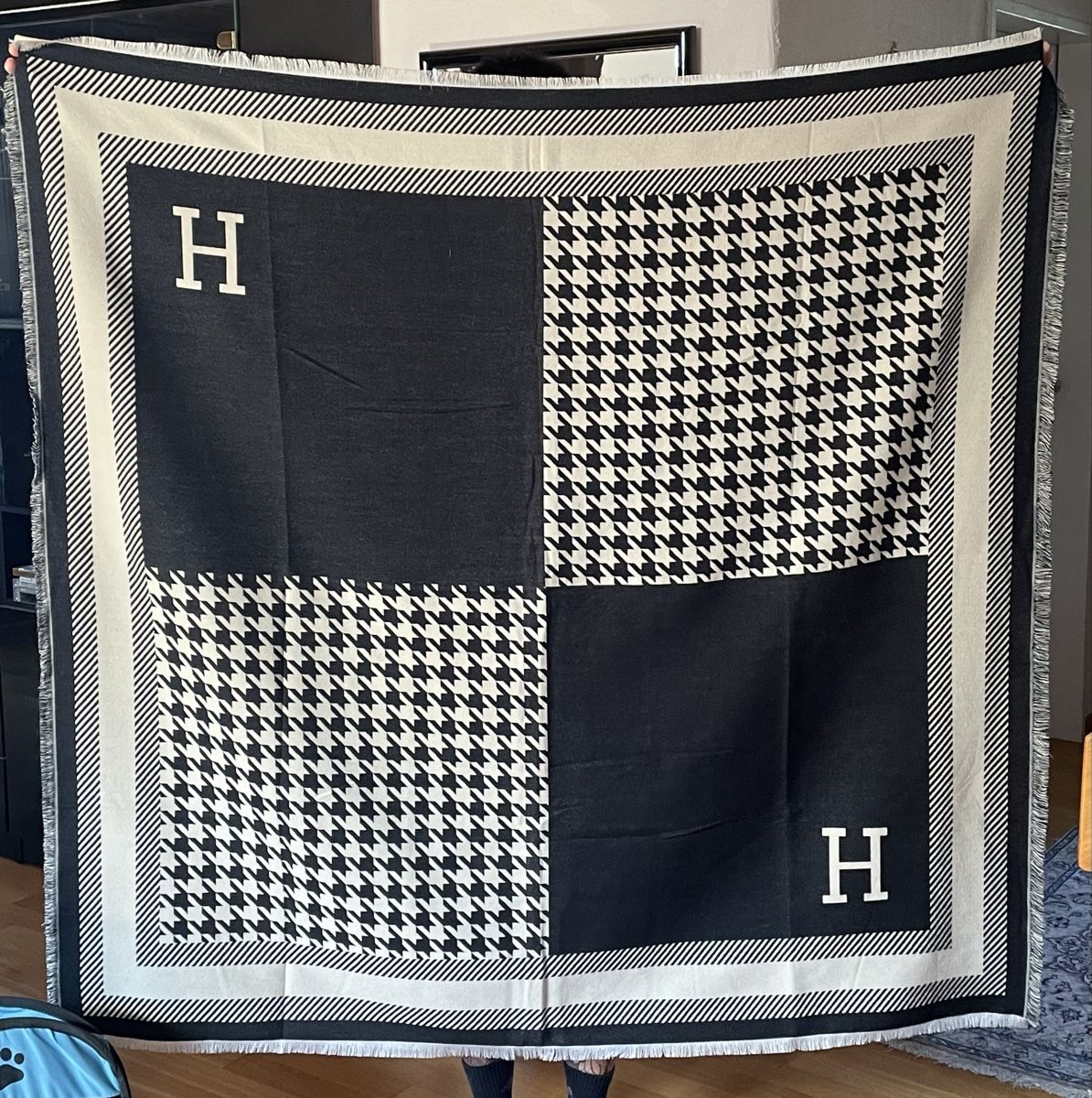 Decken: “H” themed Throw/Blanket XL  – Neu und originalverpackt aus Buttikon SZ von trzurigo