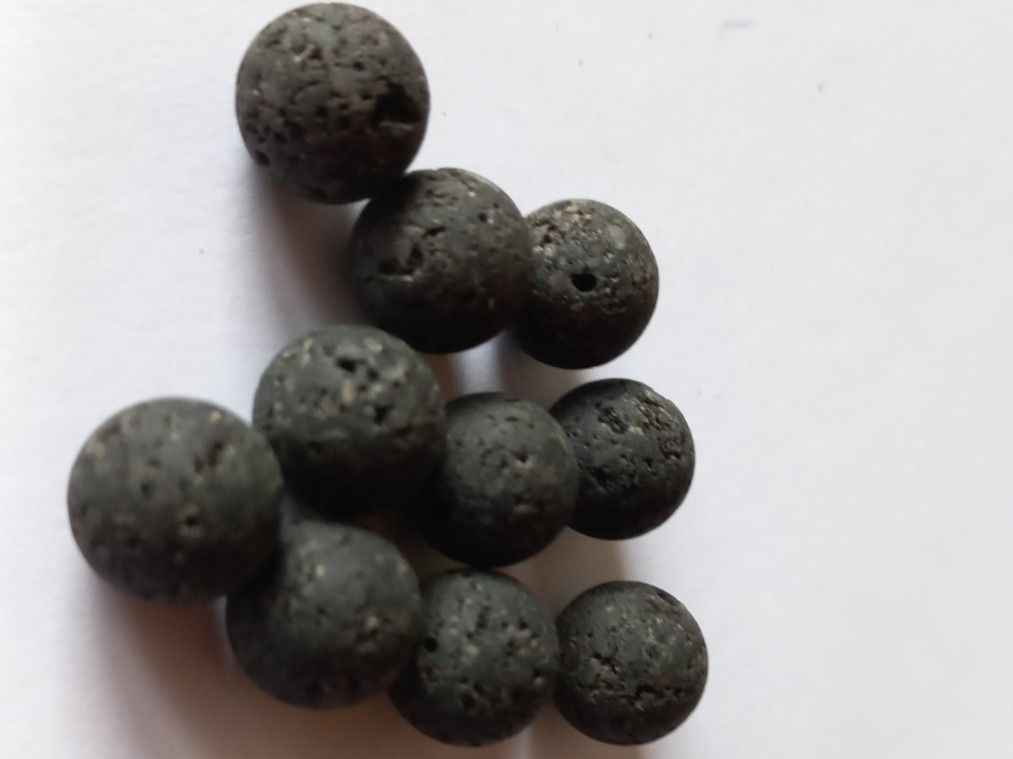 Pietre preziose: 10 Stk. Lava Steine D:12mm, mit Loch – Nuovo e nell'imballaggio originale da Winistorf venduto da acreativ2