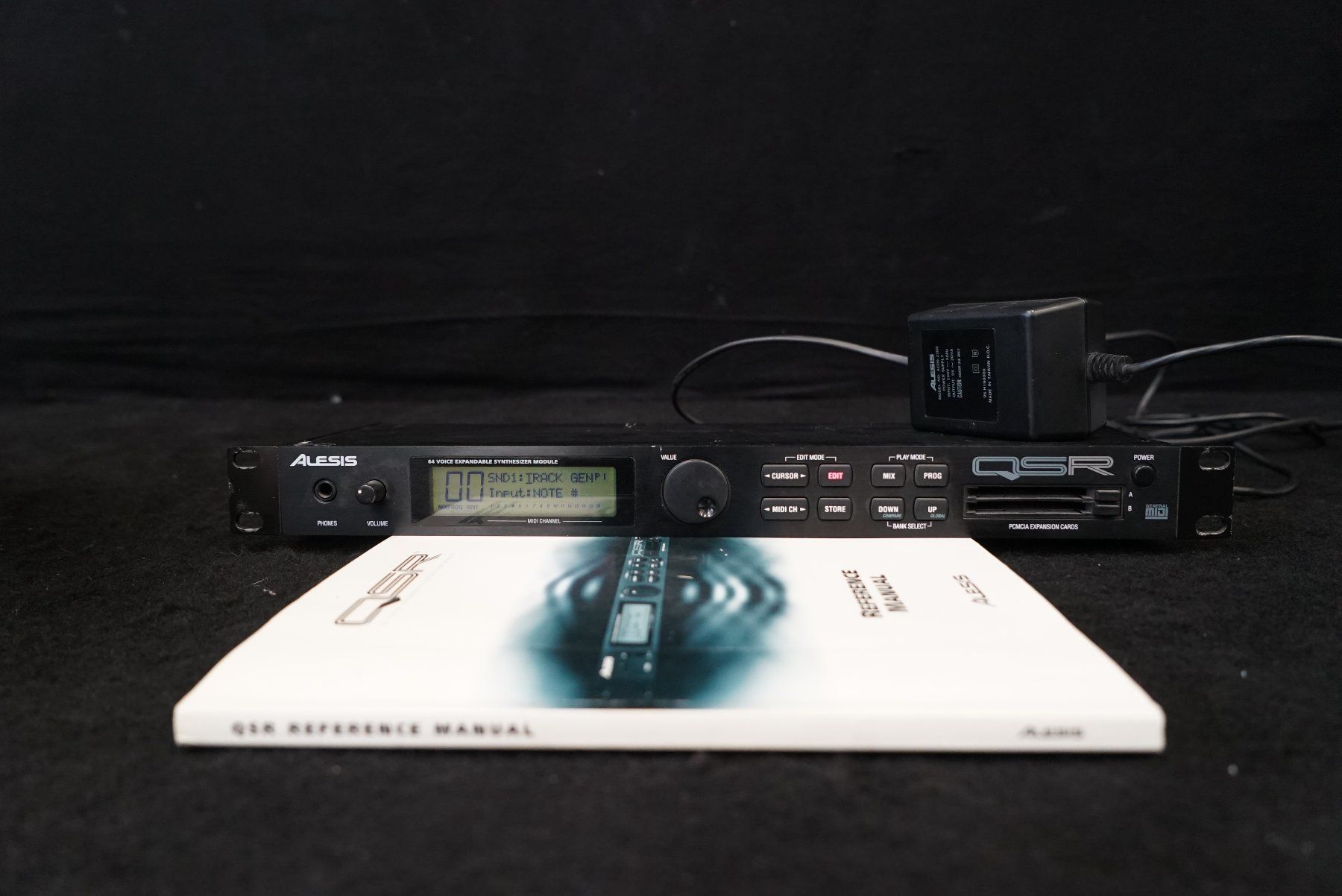 Alesis Strumenti musicali: Alesis QSR 64 Voice Expandable Synthesizer Module Rack Unit – Usato da Ortschwaben venduto da Musictrade