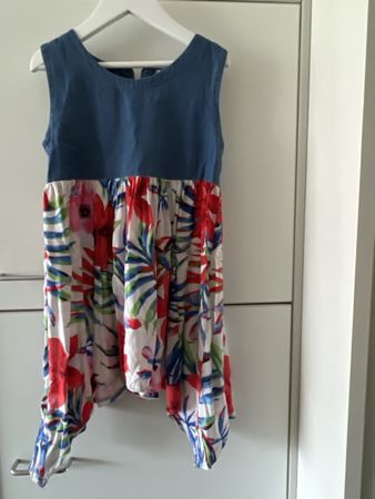 Sommerkleid Mädchen Jeans und Blumen