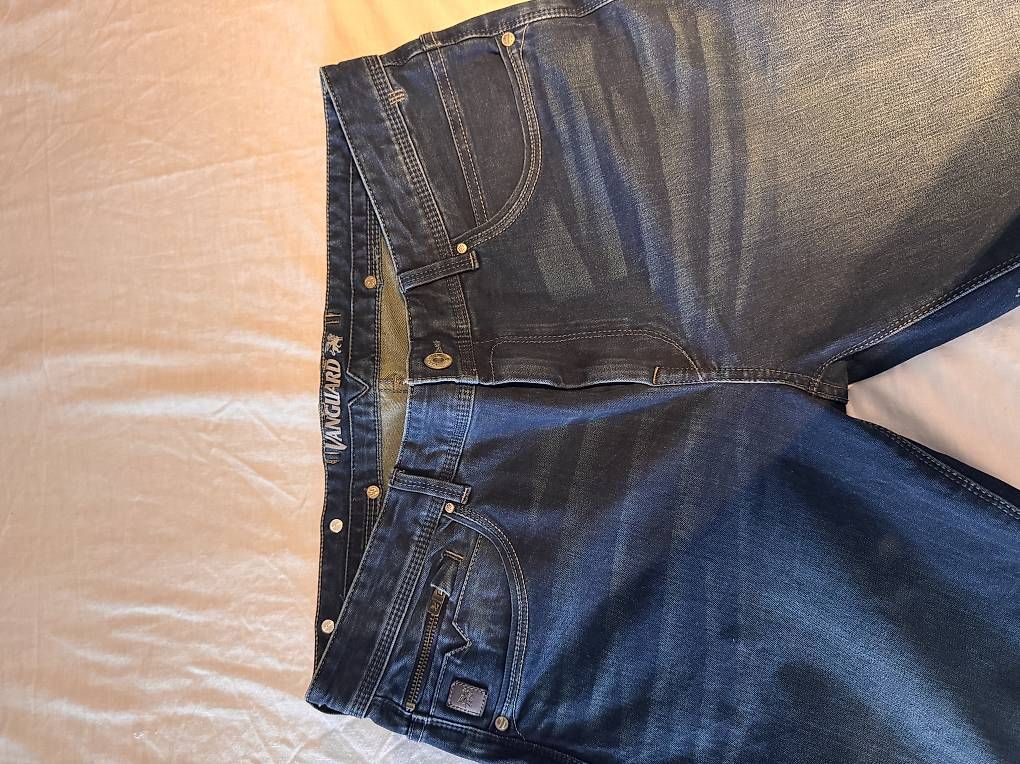 Jeans: Blaue Jeans Vanguard  – Usato da Regensdorf venduto da Jazmyn307 1