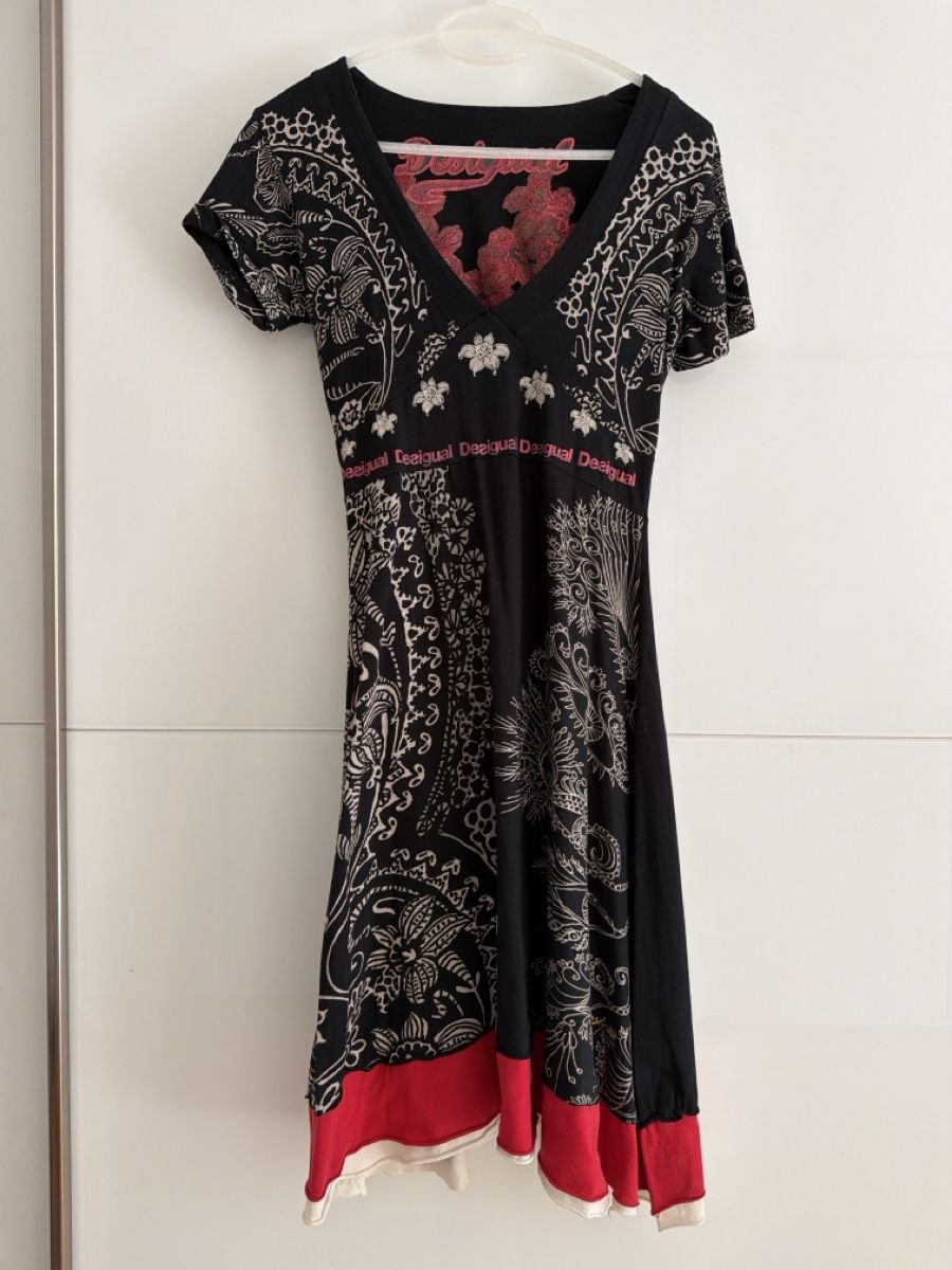 Desigual Kleider: Robe Desigual noire imprimée  – Gebraucht aus Uetliberg von adrenalhyn