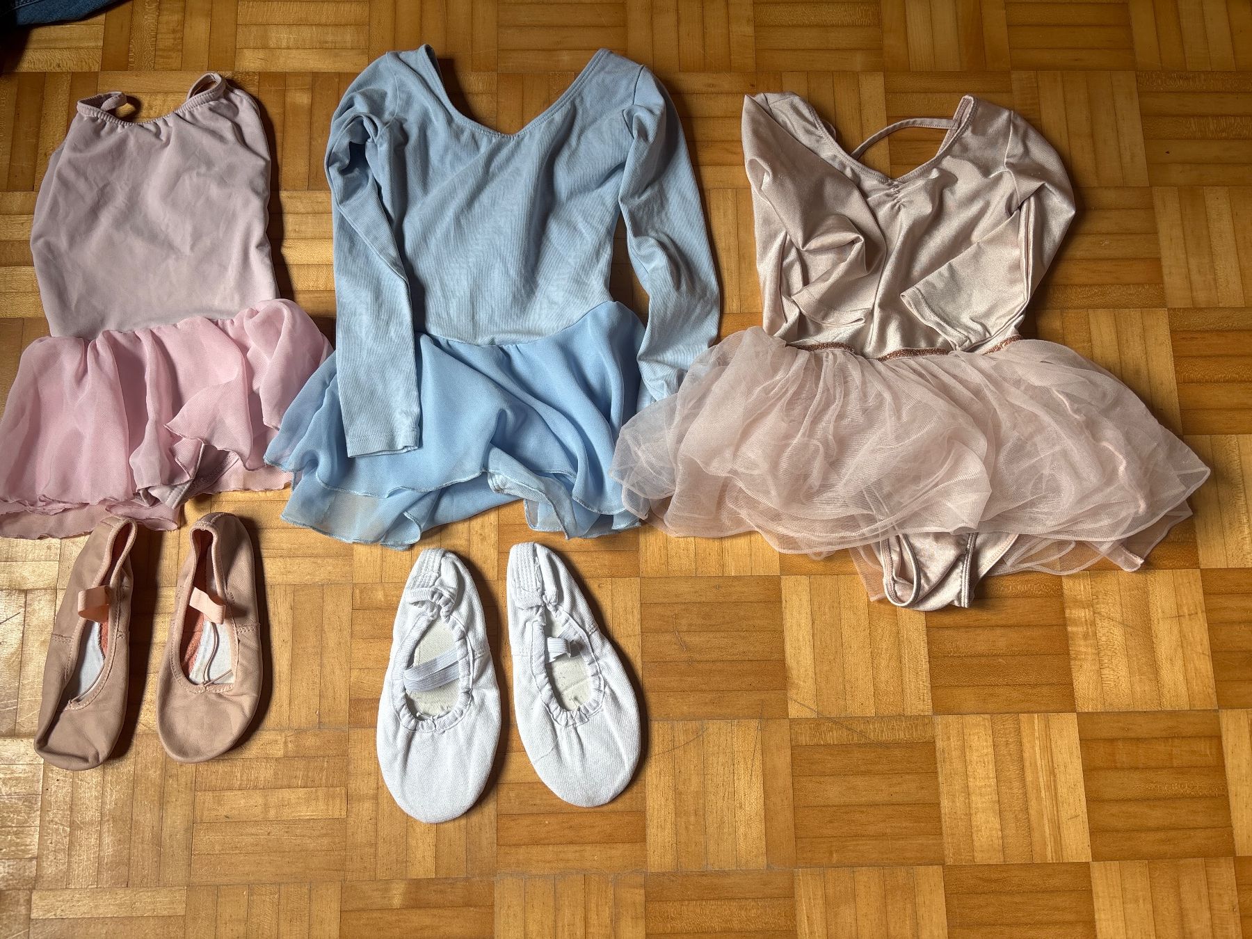 Lotti & Set di vestiti: Lot 3 Tutus de ballet avec chaussons – Usato da Lajoux JU venduto da plise