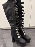 Stiefel Plateau mit Schnallen schwarz Grösse unbekannt neu