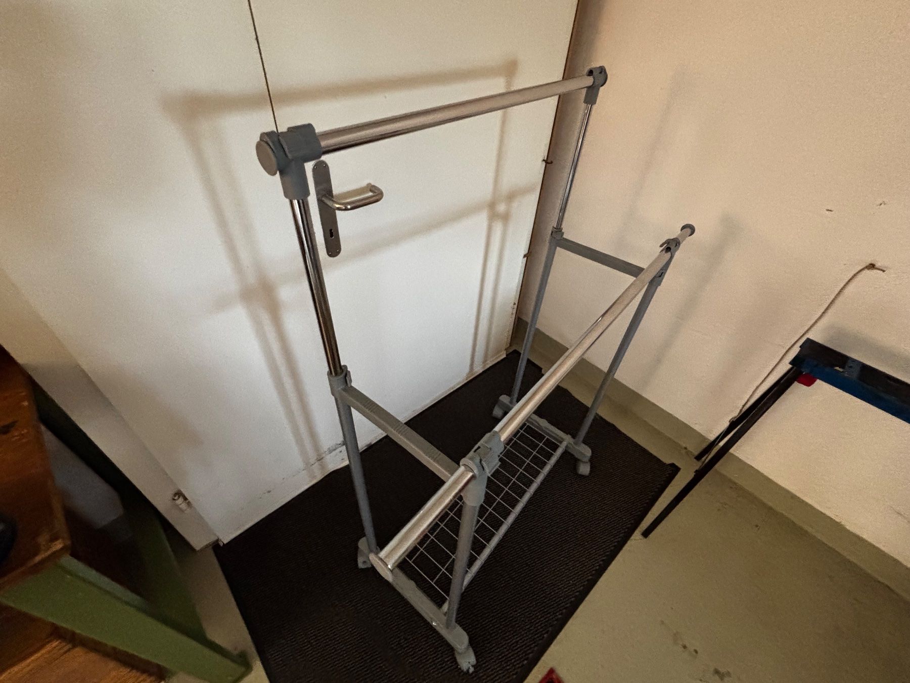 Sonstige Dekorationen & Accessoires: Kleiderständer mit Rollen und Ablage neuwertig – Gebraucht aus Lohn-Ammannsegg von Lancer98 1