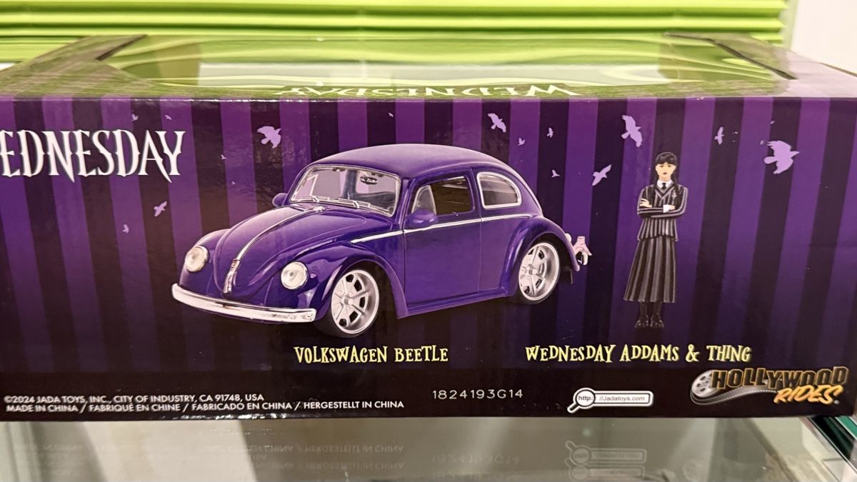 Volkswagen Modellini d'auto: Wednesday Addams VW Käfer , Neu – Nuovo e nell'imballaggio originale da Basel venduto da Zomeg 2