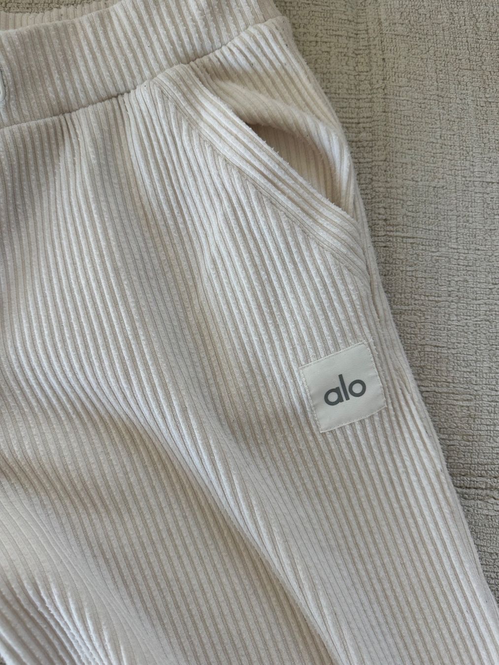 Alo Yoga Pantaloni: Trainerhose | Alo Yoga – Usato da Horgen venduto da naomijlo 3