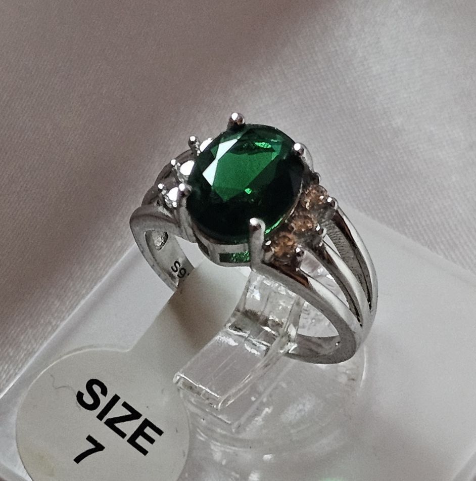 Ringe: Eleganter Ring mit grünem Stein, 925 versilbert Gr. 7 – Neu (gemäss Beschreibung) aus Grenchen von maretop