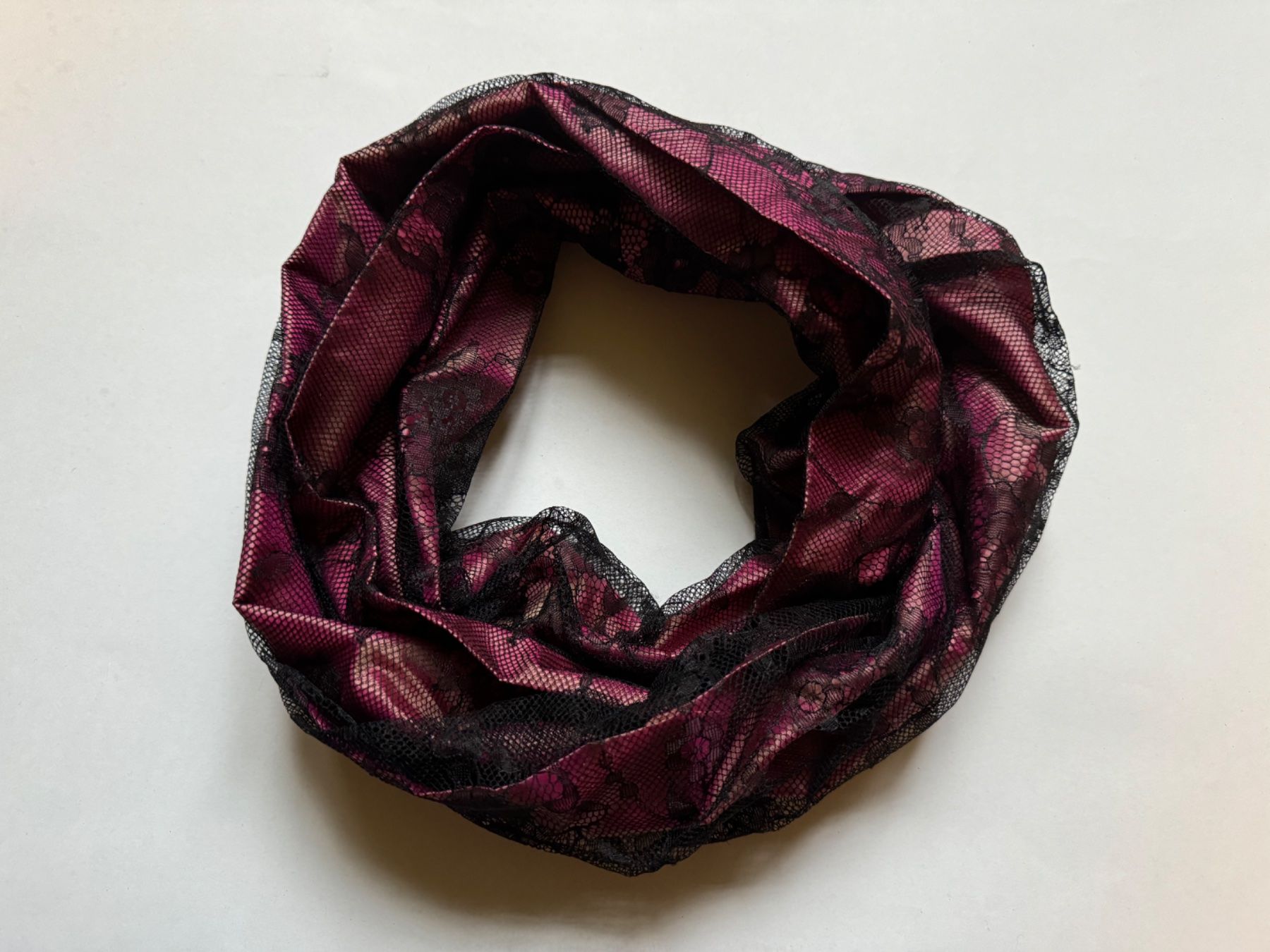 Foulard & Sciarpe: Tour du cou soie et dentelle – Nuovo e nell'imballaggio originale da Arnex-sur-Orbe venduto da cameleonfringant 1