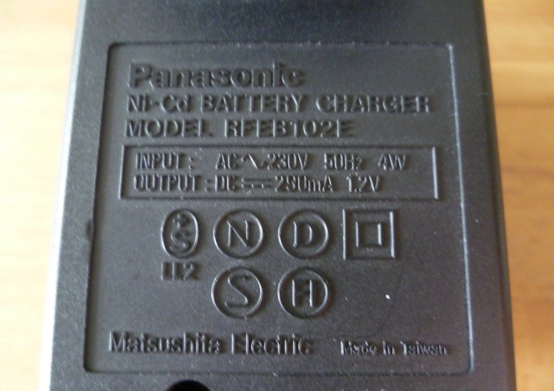Panasonic Ladegeräte: Ni-Cd Battery Charger Panasonic RFEB102E – Gebraucht aus Thalwil von ansae17 3
