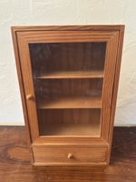 Kleine Vitrine mit Schublade