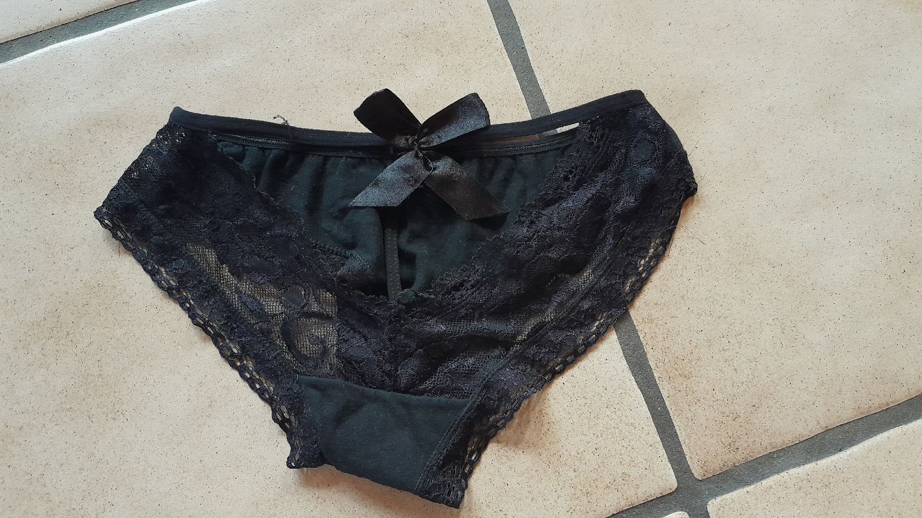 Sonstige Unterwäsche: Slip aus Spitze mit Schleife – Gebraucht aus Innerthal von System_of_a_down 2