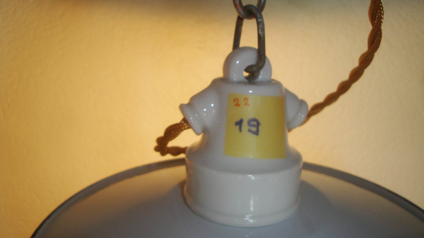 Lampadari & plafoniere: Kellerlampe mit Emaillierter Lampenschirm – Usato da Zürich venduto da Paykan