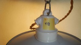 Kellerlampe mit Emaillierter Lampenschirm
