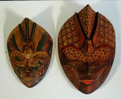 2 Holzmasken Bali mit Punkornamentik