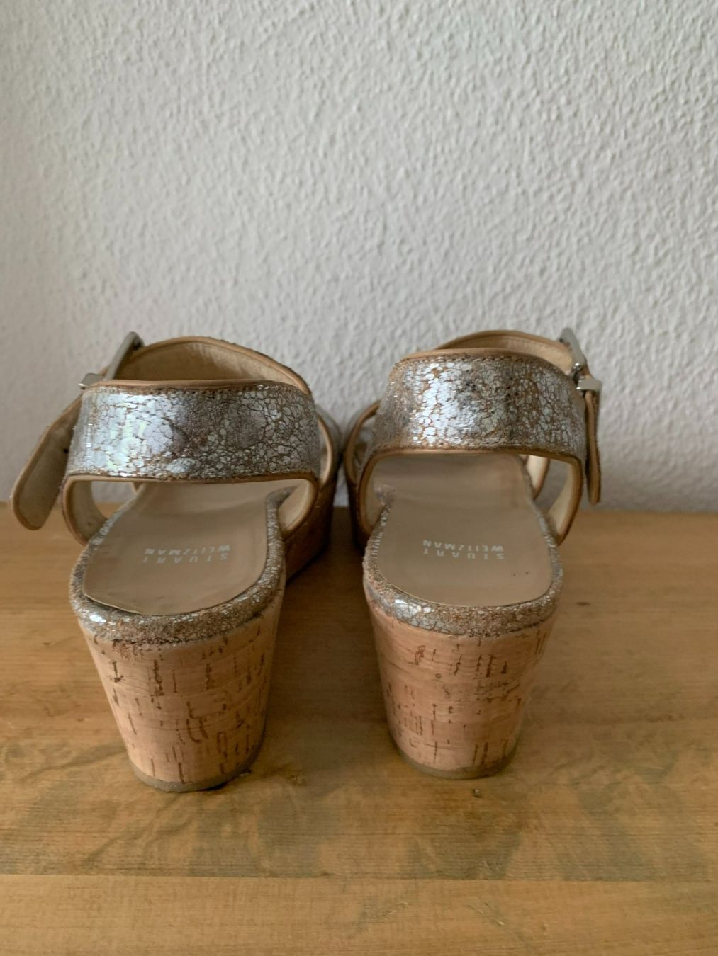 Stuart Weitzman Damenschuhe: STUART WEITZMAN: Silberfarbene Leder-Sandale, Kork-Sohle, 37 – Gebraucht aus Luzern von paulablue 3