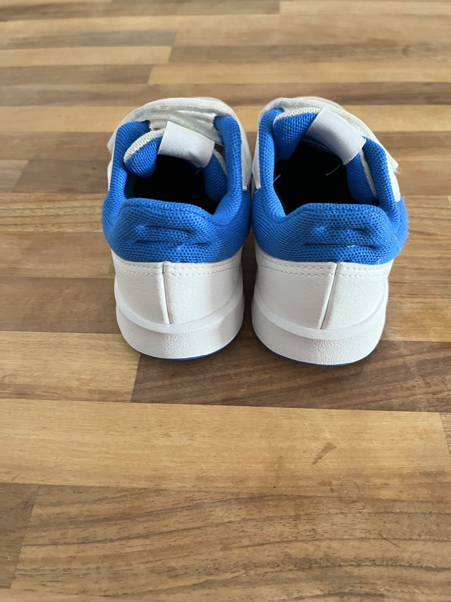 Adidas Schuhe für Jungen: Neuwertige Adidas Turnschuhe  – Neu (gemäss Beschreibung) aus Wettingen von epe_9vbf 2