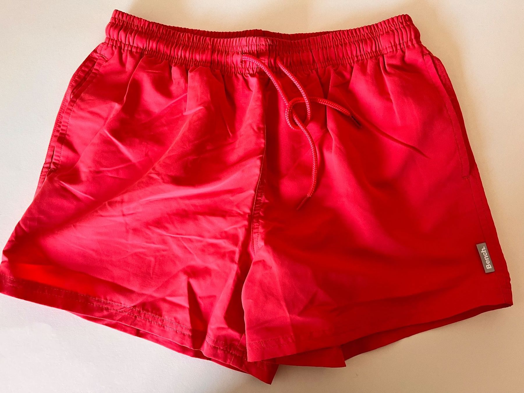 Bench Badehosen: BENCH, Badeshorts Herren, Grösse S, Farbe Hellrot – Neu und originalverpackt aus Rudolfstetten von gst_g7xl