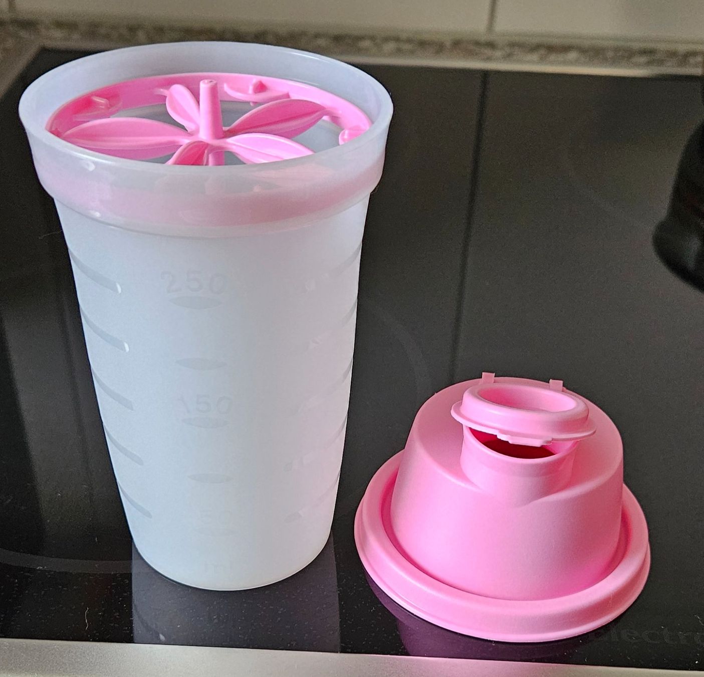 Tupperware Contenitori & Simili: Shaker 250ml – Nuovo e nell'imballaggio originale da Hasle b. Burgdorf venduto da buddle32 1